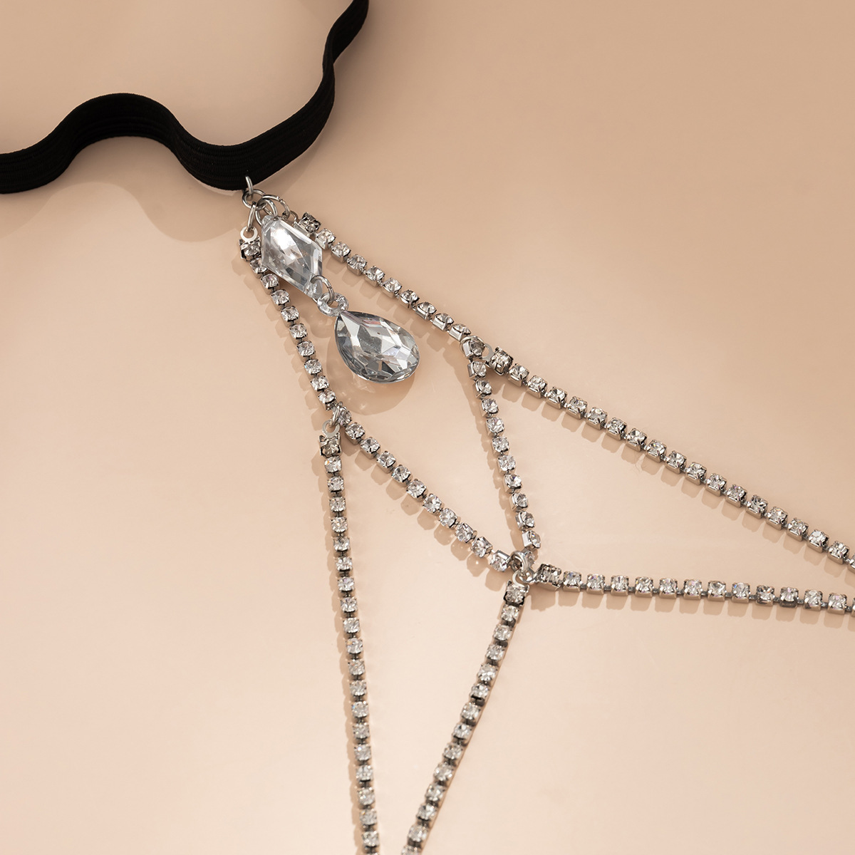 Fashionable claw thigh chain